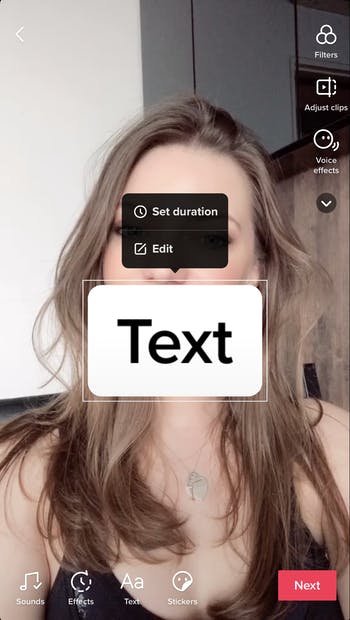 Una captura de pantalla para agregar texto a un video de TikTok en la aplicación.